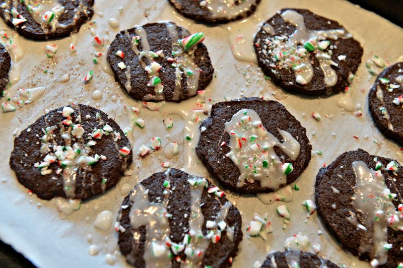 These peppermint crunch icebox cookies are the perfect treat for Santa. They're pre-preparable, freezable, vegetarian, and easy to make vegan! | Baking | Christmas | YMCFood | YummyMummyClub.ca
