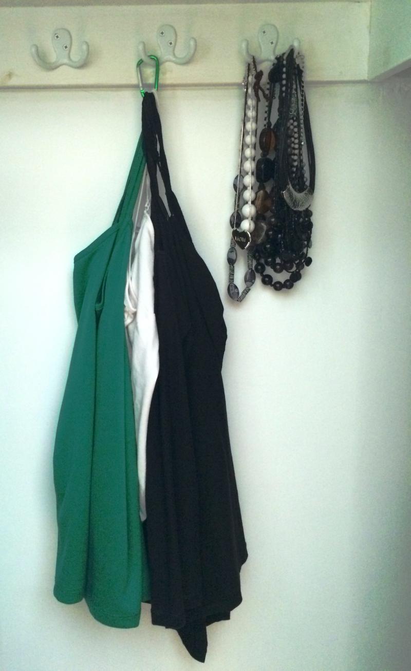 How to hang tank tops in closet | YummyMummyClub.ca
