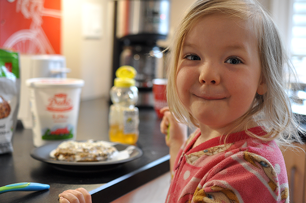 These five easy kid-friendly breakfasts not only teach your preschooler to become more capable and self-sufficient, it builds their confidence and makes your life easier, too! | Parenting | YMC
