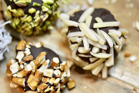  Almost-frozen banana and a dip of chocolate make these mostly-healthy creamy dessert bites an instant delicious treat. This recipe is super flexible-add any toppings you like. And they come together in just a few minutes! | YMC | YummyMummyClub.ca