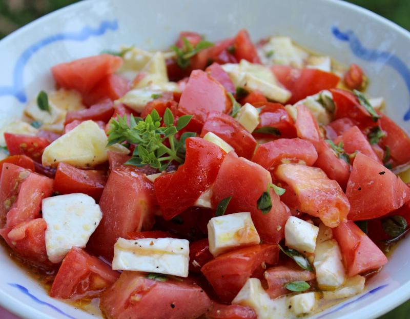 tomato brie basil salad recipe | YummyMummyClub.ca 