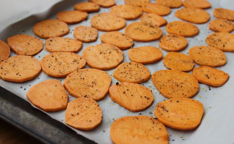 Crispy Sweet Potato Chips are the perfect base for this healthy nacho recipe, making it a great family treat - especially for the upcoming Super Bowl! | YMCFood | YummyMummyClub.ca