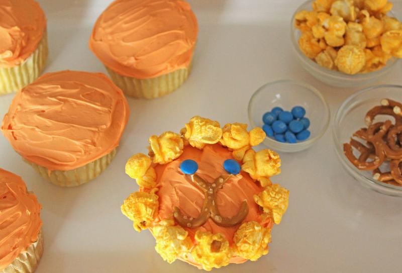 These cute cupcakes are great for your little animal lovers. Make with your favourite cupcake recipe or use ours! | YMC