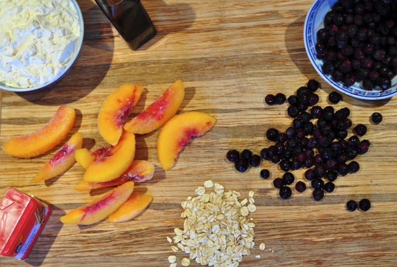 peaches, blueberries, crumble, easy recipe, fresh, summer, frozen fruit, oatmeal, cinnamon, vanilla, crumble recipe, Katja Wulfers, Around The Table