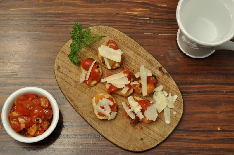 bruschetta, tomato, basil, parmesan, easy summer recipe, party ideas, tomatoes, Around The Table, Katja Wulfers