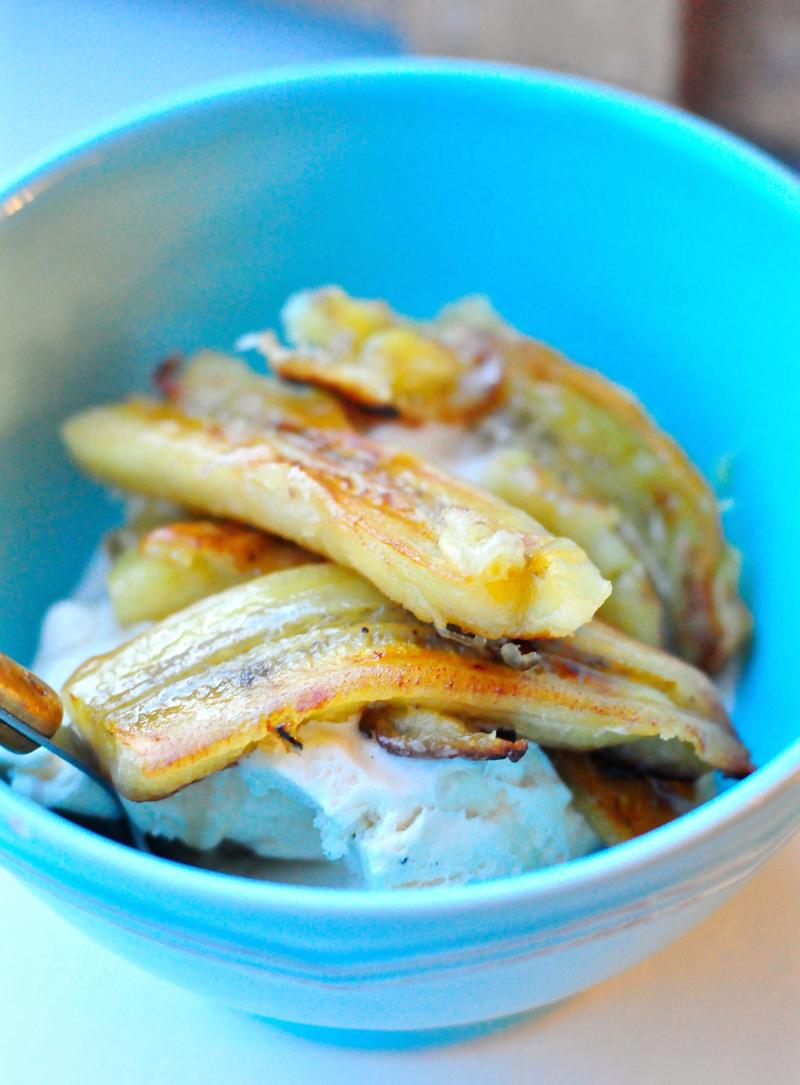 A great dessert does not have to be complicated. These Easy Rum & Coconut Oil Caramelized Bananas will be a favourite with all of your family | YMCFood | YummyMummyClub.ca