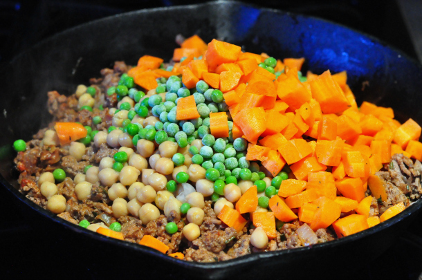 One-pan skillet Shepherd's Pie made with lean beef, chickpeas, carrots, and peas makes this a healthier alternative to a family favourite.