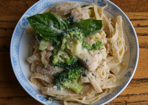 This Weeknight Chicken and Broccoli Fettuccine Alfredo isn't just a "save your butt on a busy weeknight" recipe, it has two added bonuses as well! | YMCFood | YummyMummyClub.ca