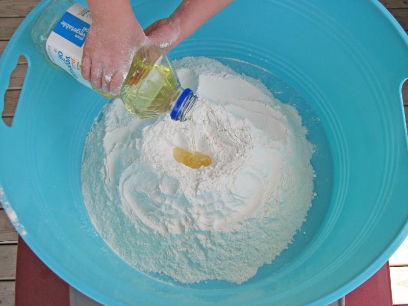 Pour oil into the flour.