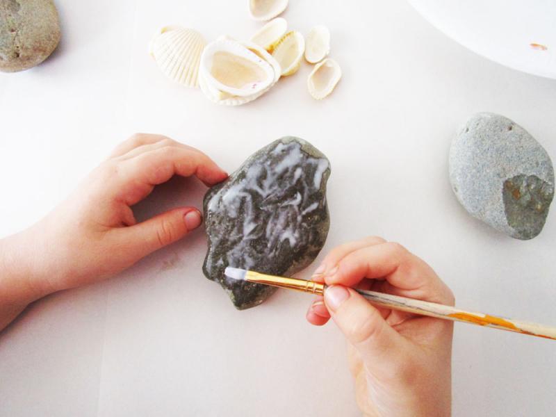 Cover a rock with glue.