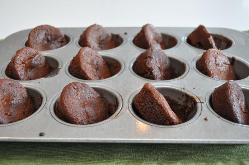 These Flourless Chocolate Zucchini Blender Muffins are school-safe - nut, peanut, and dairy free! | YMCFood | YummyMummyClub.ca