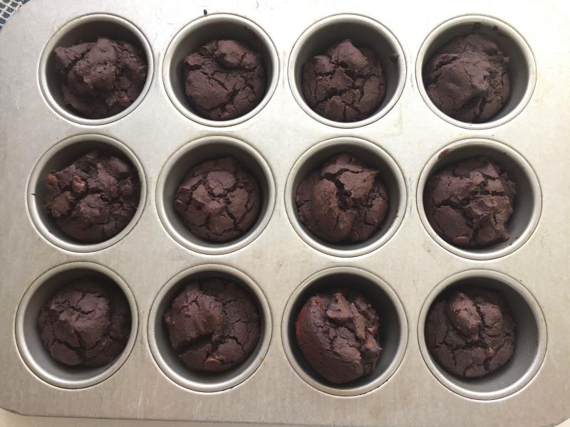 This brownie recipe is actually healthy and dietitian approved! No refined sugar, coconut oil, and a full can of lentils means that this dessert is high in fibre and healthy fats. | YMC | YummyMummyClub.ca