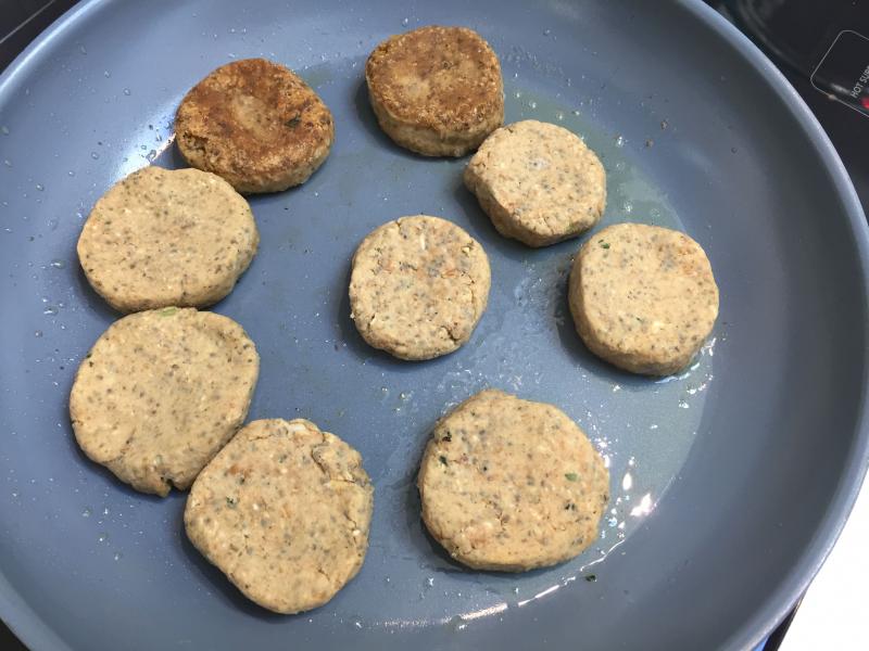 These lentil nuggets aren't just vegan and school safe! Packed full of protein, fibre, vitamins, and minerals, they are filling, energy-sustaining, healthy and nutritious (not to mention delicious). | YMC 
