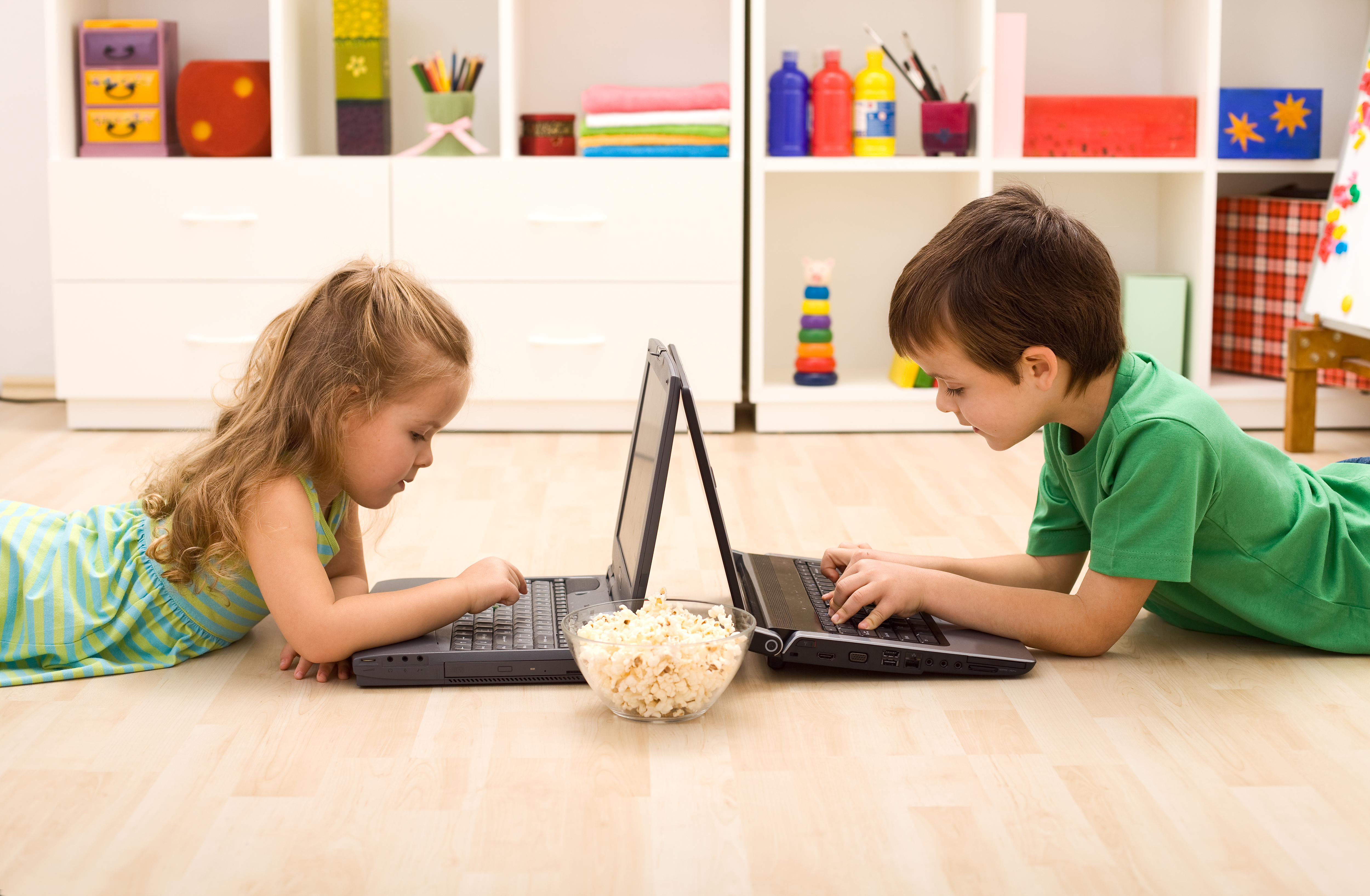 Включи ребенку интернет. Детям об интернете. Играющие дети в квартире. Дети радуются у компа. Детство с интернетом.