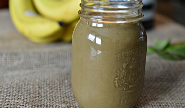 This Vegan Chocolate Almond Smoothie has spinach as a secret ingredient to help boost your iron intake. | Vegetarian | Health | YMCFood | YummyMummyClub.ca