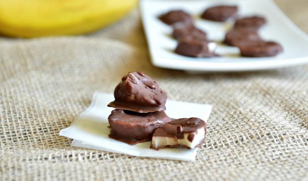 Your kids will go bananas for this chocolate covered frozen treat that makes the perfect little snack. | YMCFood | YummyMummyClub.ca