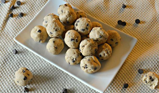 It feels like a devilishly bad treat, but the fibre and protein make these vegan cookies a sweet and satisfying snack. | YMCFood | YummyMummyClub.ca