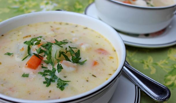 Rich and creamy, this hearty chowder recipe is packed with seafood and vegetables and is super quick to prepare. Make this with  just fish, just seafood, or a combination of the two, and this easily becomes gluten-free with the substitution of sweet rice flour! | YMC | Food | YummyMummyClub.ca