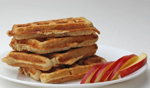 Need a great breakfast hack? These 5 minute healthy Apple Oatmeal Muffin Waffles are the perfect grab-and-go food. Yes, you can cook a muffin recipe in your waffle iron! | YMC | YummyMummyClub.ca