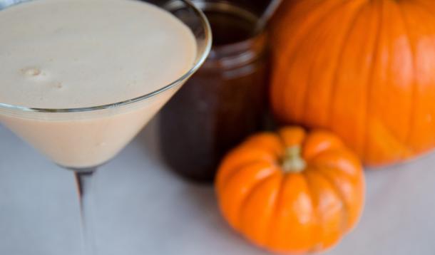 This non-alcoholic Pumpkin Pie Mocktini is the perfect festive beverage to serve up to designated drivers, non-drinkers, and pregnant guests at your Thanksgiving or Christmas parties this winter! And if you do decide you'd like to spike your drink, we have you covered for that too. | YMCFood | YummyMummyClub.ca