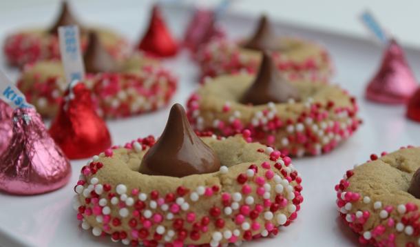 These Kiss Cookies have a super simple recipe. You can make this sweet treat that screams I love you! in no time, flat. | Valentine's Day | YMC | YummyMummyClub.ca