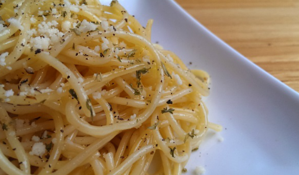 If you master this 10 minute Spaghetti Olio e Aglio (spaghetti with garlic and olive oil) you'll have a versatile, delicious vegan pasta dish that's faster than takeout. | vegetarian | one pot |