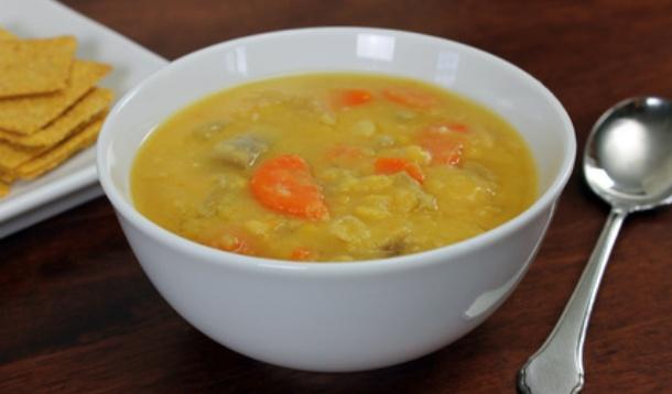 What sets this Lemon Split Pea Soup apart from a regular one is the vitamin C that will have your body buzzing with happiness. | YMCFood | YummyMummyClub.ca