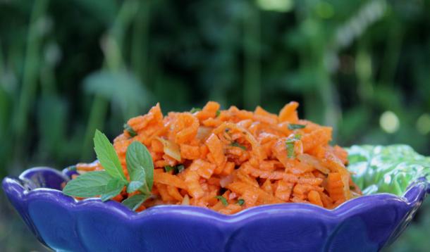 Perk up your carrots with a quick sweet and spicy dressing | Sweet and Spicy Carrot Salad | YummyMummyClub.ca 