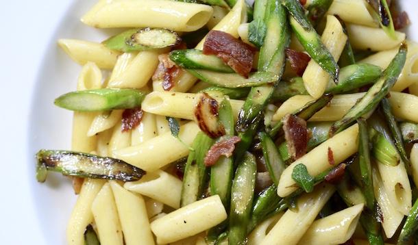 In the "bacon makes it" category, we give you this Asparagus, Bacon and Garlic Penne pasta recipe that will have your kids asking for seconds. | YMCFood | YummyMummyClub.ca