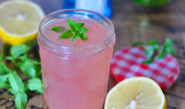 Pink lemonade, gin and ginger ale cocktail