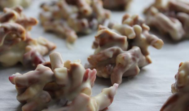 Festive Chocolate, Fruit and Pretzel Bites - Salty pretzels combined with chewy dried fruit and chocolate. A quick, no-bake, healthier holiday treat that's great to make for gifting - a perfect combo! | DIY | Christmas | YMCFood | YummyMummyClub.ca