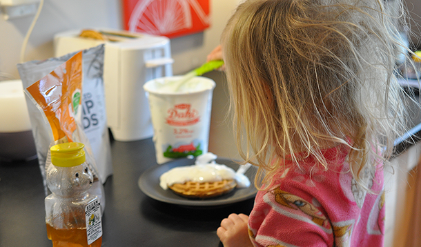 These five easy kid-friendly breakfasts not only teach your preschooler to become more capable and self-sufficient, it builds their confidence and makes your life easier, too! | Parenting | YMC