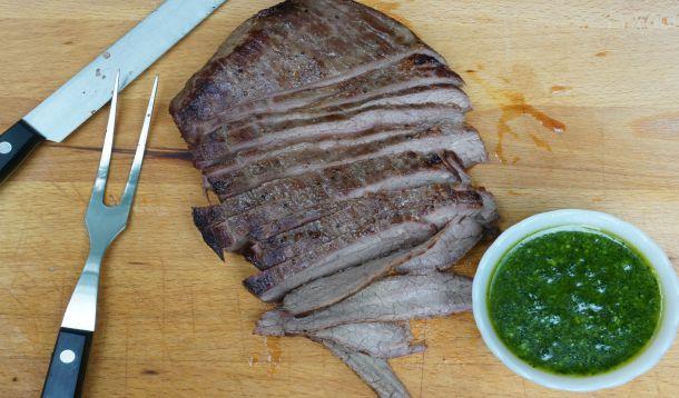 This easy flank steak with pesto makes a great, fast weeknight meal with just a few minutes of prep in the morning! | YMCFood | YummyMummyClub.ca