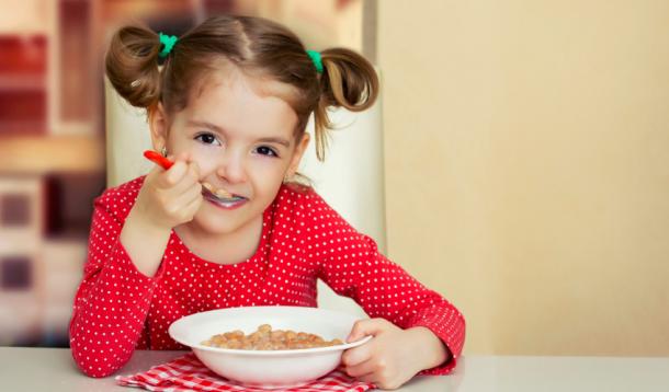 There are a lot of trends happening right now when it comes to feeding your kids, but these are the ones you should actually follow. YMCFamily | YummyMummyClub.ca