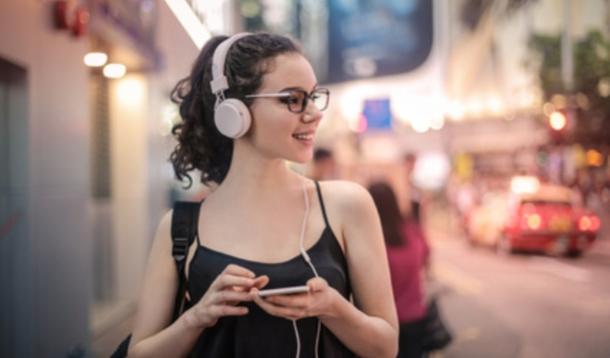 I'll Tell You How To Talk To A Woman Wearing Headphones | YummyMummyClub.ca