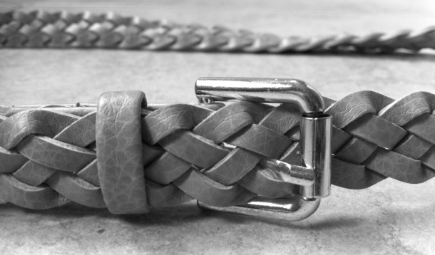 If you're looking for some style help with your belt knots, check out these 5 easy fashionable ways to tie your leather belt. | YummyMummyClub.ca