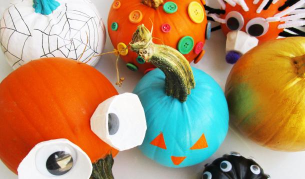 Who says you have to cut a pumpkin? We have 31 Ways to Not Carve a Pumpkin This Halloween. Let the kids do all the decoration, and don't worry about them handling dangerous knives! | kid-friendly | DIY | YummyMummyClub.ca