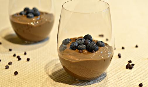 This chocolate chia pudding is nutritious and delicious, rich in Omega-3s, fibre, potassium, calcium, and iron! | YMCFood | YummyMummyClub.ca