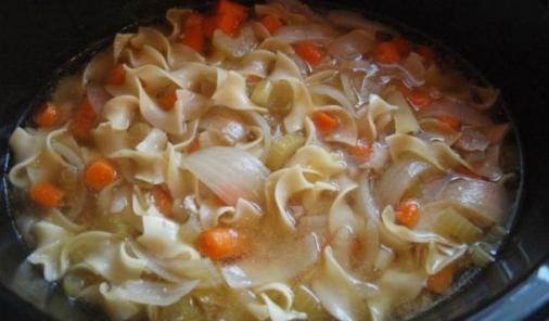 Chicken soup is good for the soul but this recipe is also good for your time management–it cooks in the crockpot while you're at work, making this slow cooker recipe a weeknight dinner winner! | YummyMummyClub.ca
