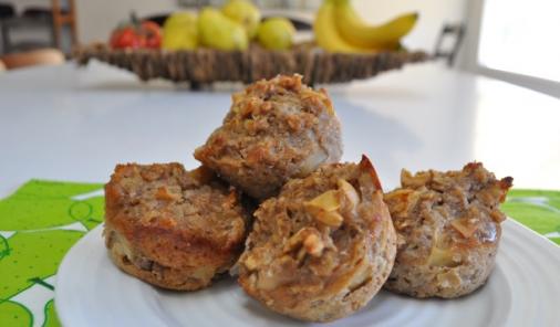 These muffins are a fun, healthy, kid-friendly twist on a traditional oatmeal breakfast. (And it freezes well, too!) | YMCFood 