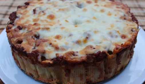Easy Cheesy Pasta Pie: a kid-friendly recipe of rigatoni, tomato sauce and cheese - in pie form! | Dinner | YMCFood | YummyMummyClub.ca