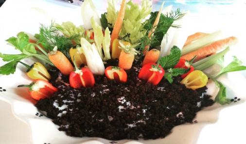 This colourful garden in a plate, complete with edible soil, is really easy to put together and fun for kids to eat! | Recipes | YMCFood | YummyMummyClub.ca