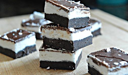 These Vegan Mint Chocolate Squares are so good, even non-vegans will exclaim that this is the best dessert recipe you've ever made. | YMCFood | Christmas | YummyMummyClub.ca