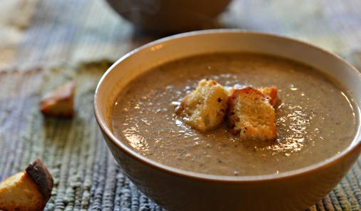 Creamy Vegan Portobello Mushroom Soup With homemade croutons | YummyMummyClub.ca