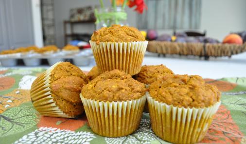These Whole Grain Pumpkin Spice Muffins not only are a lifesaver for new moms (or anybody who needs to eat one-handed on the run!) they're dietician-approved healthy kid-friendly snacks too! | YMCFood | YummyMummyClub.ca