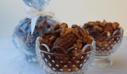 Roasted Sweet-Spicy Mixed Nuts - Be a holiday hero with this fantastically delicious edible gift that takes just minutes to make. | Christmas | YMCFood | YummyMummyClub.ca