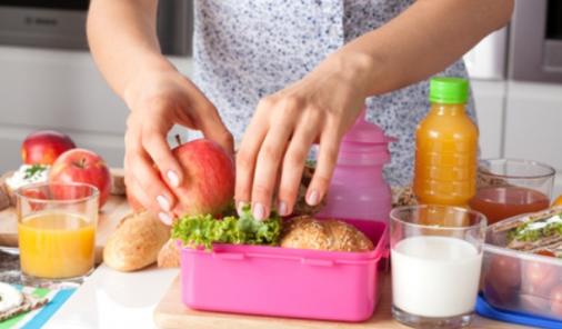 packing healthy school lunches
