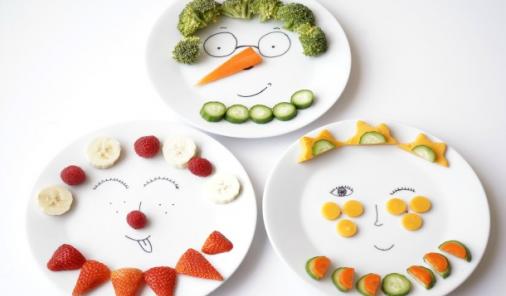 It's time to make eating vegetables a whole lot more fun with these DIY Sharpie Funny Face plates. Kids will love "playing with their food!" | Arts & Crafts | YummyMummyClub.ca