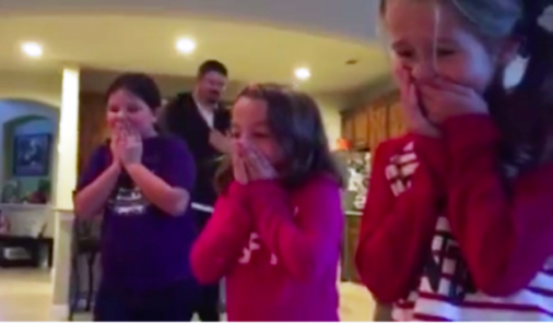 Sisters surprised by new baby boy under Christmas tree | YummyMummyClub.ca