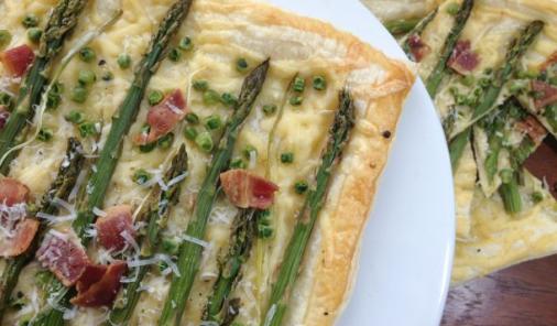 This spring tart combines seasonal asparagus, green onions, peas, gouda and bacon - because everything tastes better with bacon. Tarts are a fabulous addition to the kids' lunch box or alongside a green salad for lunch or dinner.​ | YMCFood | YummyMummyClub.ca